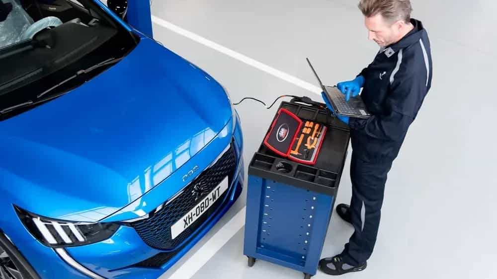 mécanicien Peugeot effectuant un diagnostic