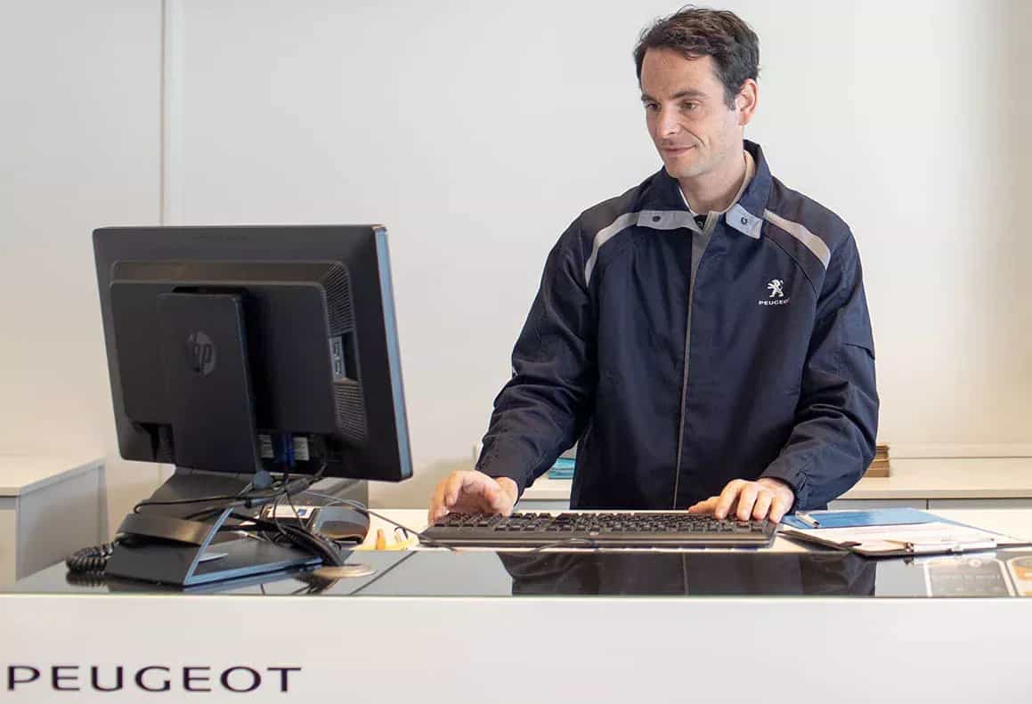 Agent Peugeot à l'accueil
