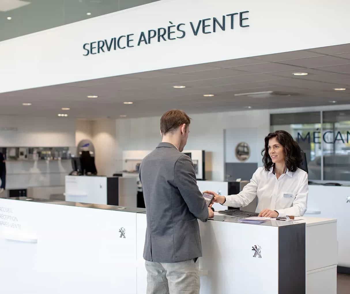 Agent Peugeot à l'accueil du service après vente