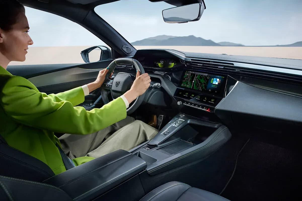 photo habitacle d'une conductrice de la nouvelle peugeot 